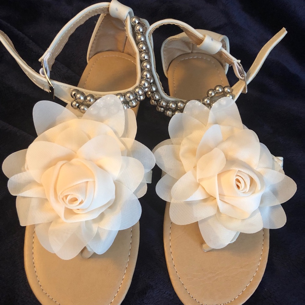 New sandals never been worn size 6